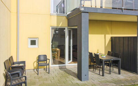 Kauko - 150M from the Sea: Sol, Sol, Porte, Chaise, Ombre, Tache De Bois, Verre, Plante D'Appartement, Balcon, Pot De Fleur