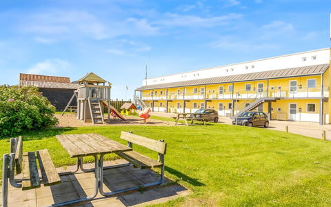 Helke - 150M from the Sea: Chalet, Domicile, Maison, Toit, Porche, Biens, Siding, Batiments Jardin, Ferme, Cour