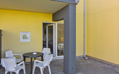 Solveg - 150M from the Sea: Sol, Sol, Ombre, Balcon, Plante D'Appartement, Accueil Porte