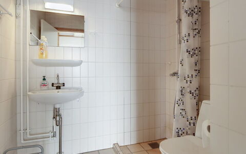 Tomte - 70M from the Sea: Luminaire Plomberie, Mur, Salle De Bains, Design Intérieur, Sol, Sol, Lavabo, Évier, Plomberie, Toilette