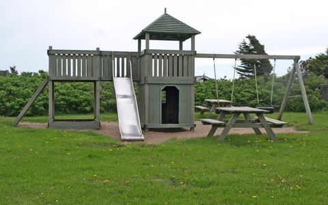 Tomte - 70M from the Sea: Toboggan, Pelouse, Parc, Jardin, Ombre, Équipement Extérieur Play, Cour, Aménagement Paysager, Chute, Arrière-Cour