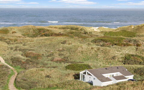 Avni - 200M from the Sea: Maison, Domicile, Porte, Toit, Chalet, Biens, Jardin, Ombre, Siding, Cour