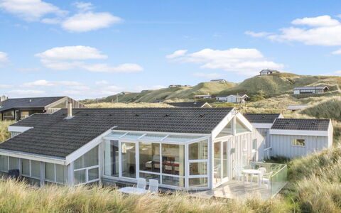 Avni - 200M from the Sea: Maison, Domicile, Porte, Toit, Chalet, Biens, Jardin, Ombre, Siding, Cour