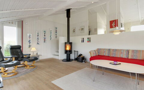 Avni - 200M from the Sea: Maison, Domicile, Porte, Toit, Chalet, Biens, Jardin, Ombre, Siding, Cour
