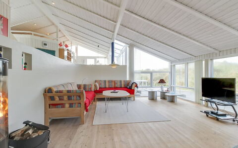 Avni - 200M from the Sea: Maison, Domicile, Porte, Toit, Chalet, Biens, Jardin, Ombre, Siding, Cour