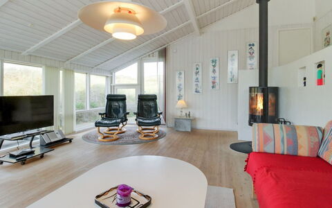 Avni - 200M from the Sea: Maison, Domicile, Porte, Toit, Chalet, Biens, Jardin, Ombre, Siding, Cour