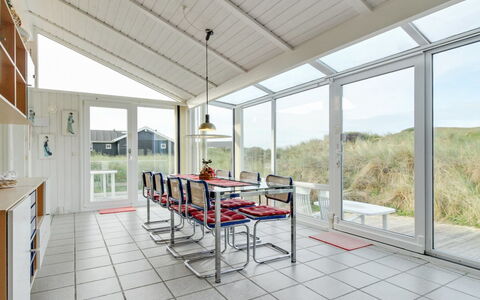 Avni - 200M from the Sea: Maison, Domicile, Porte, Toit, Chalet, Biens, Jardin, Ombre, Siding, Cour