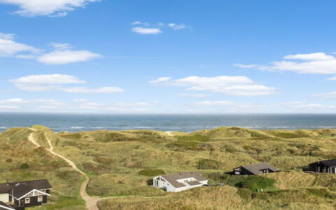 Avni - 200M from the Sea: Maison, Domicile, Porte, Toit, Chalet, Biens, Jardin, Ombre, Siding, Cour