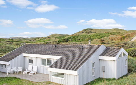 Avni - 200M from the Sea: Maison, Domicile, Porte, Toit, Chalet, Biens, Jardin, Ombre, Siding, Cour