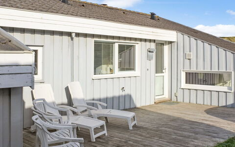 Avni - 200M from the Sea: Maison, Domicile, Porte, Toit, Chalet, Biens, Jardin, Ombre, Siding, Cour