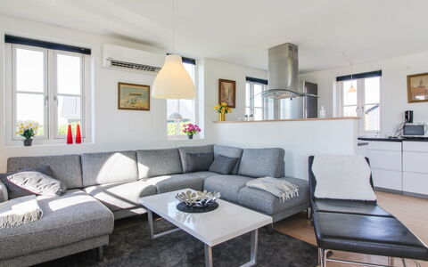Adrian - 200M from the Sea: Meubles, Canapé, Design Intérieur, Sol, Salon, Sol, Plafond, Table, Domicile, Pièce