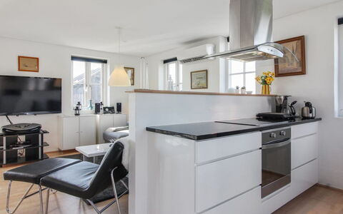 Adrian - 200M from the Sea: Meubles, Design Intérieur, Cuisine, Sol, Comptoir, Cabinetry, Appareil De Cuisine, Bois, Sol, Plafond