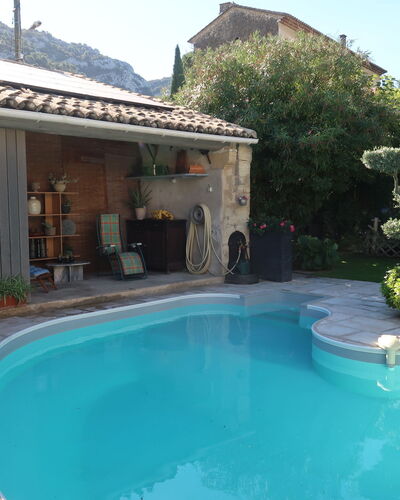 La Croix du Puits: L'Eau, Plante, Propriété, Ciel, Bâtiment, Arbre, Piscine, Loisir, Porte, Ombre