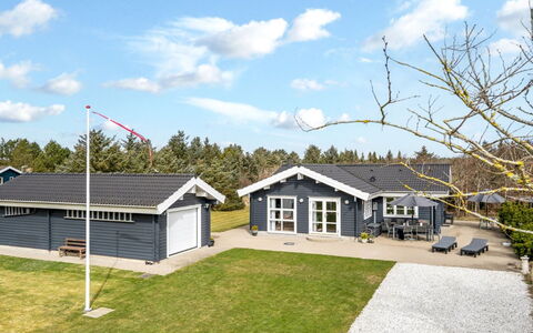 Mathy - 900M from the Sea: Chalet, Biens, Ombre, Siding, Batiments Jardin