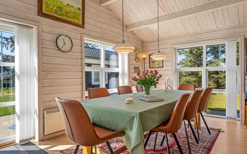 Mathy - 900M from the Sea: Bois, Design Intérieur, Sol, Plafond, Meubles, Salle À Manger, Table Cuisine Et Salle A Manger, Sol, Domicile, Parquet