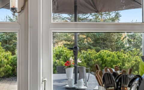 Mathy - 900M from the Sea: Meubles, Chaise, Pot De Fleur, Table Cuisine Et Salle A Manger, Mobilier De Jardin, Verre, Plante D'Appartement, Tableau De Plein Air, Ombre, Patio