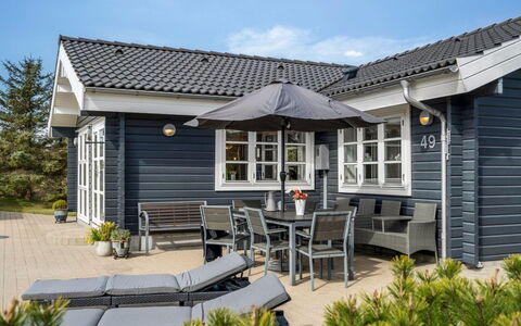 Mathy - 900M from the Sea: Domicile, Maison, Toit, Chalet, Porte, Mobilier De Jardin, Siding, Tableau De Plein Air, Chaise, Patio