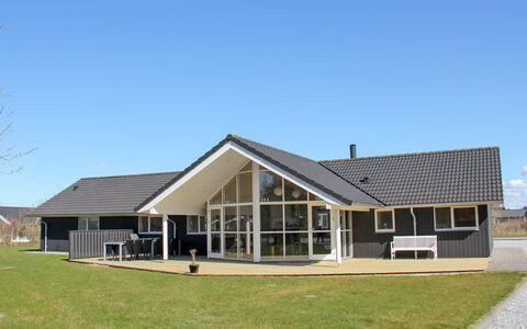 Steen - 800M from the Sea: Bâtiment, Maison, Fenêtre, Domicile, Toit, Zone Résidentielle, Arbuste, Chalet, Lot Terre