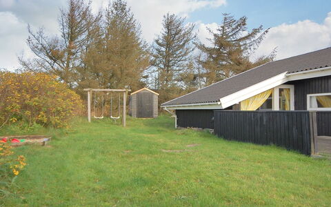 Gesine - 900M from the Sea: Herbe, Toit, Lot Terre, Chalet, Zone Rurale, Pelouse, Ombre, Couverture De Sol, Arrière-Cour, Jardin