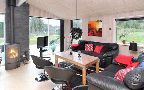 Micaela - 650M from the Sea: Maison, Domicile, Porte, Toit, Chalet, Biens, Jardin, Ombre, Siding, Cour