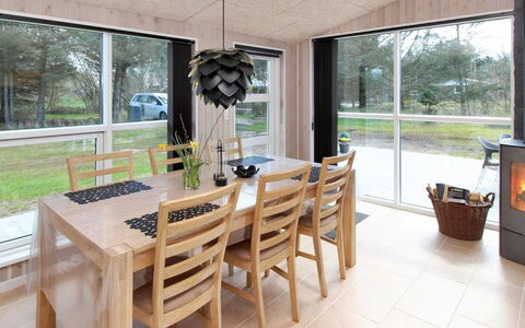 Micaela - 650M from the Sea: Maison, Domicile, Porte, Toit, Chalet, Biens, Jardin, Ombre, Siding, Cour