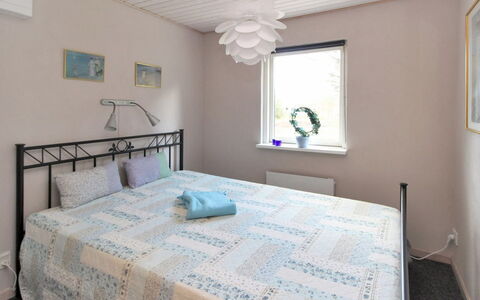 Micaela - 650M from the Sea: Maison, Domicile, Porte, Toit, Chalet, Biens, Jardin, Ombre, Siding, Cour