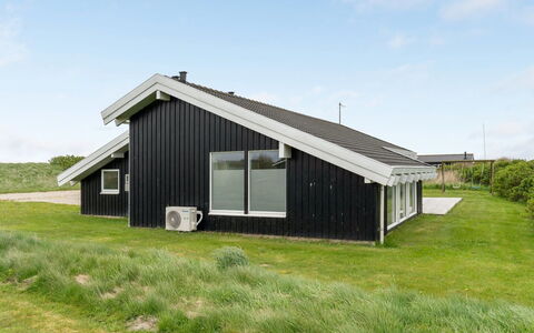 Hilkka - 500M from the Sea: Toit, Maison, Lot Terre, Domicile, Chalet, Biens, Batiments Jardin, Ombre, Cabane En Rondins, Aménagement Paysager