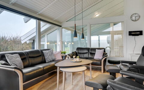 Hilkka - 500M from the Sea: Toit, Maison, Lot Terre, Domicile, Chalet, Biens, Batiments Jardin, Ombre, Cabane En Rondins, Aménagement Paysager