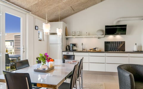 Brod - 150M from the Sea: Meubles, Cuisine, Design Intérieur, Comptoir, Sol, Plafond, Luminaire, Appareil De Cuisine, Table Cuisine Et Salle A Manger, Chaise