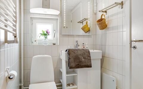 Brod - 150M from the Sea: Design Intérieur, Mur, Luminaire Plomberie, Sol, Salle De Bains, Toilette, Sol, Siège De Toilette, Évier, Pièce
