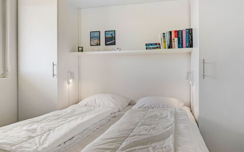 Brod - 150M from the Sea: Lit, Meubles, Chambre, Mur, Design Intérieur, Sol, Bois, Drap De Lit, Sol, Literie