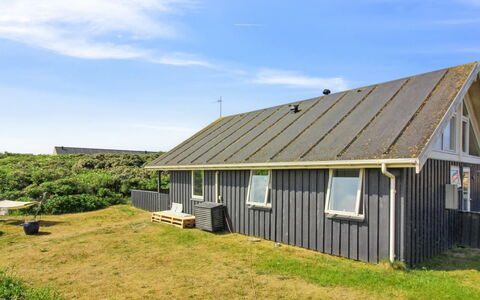 Harry - 100M from the Sea: Domicile, Chalet, Porche, Dur, Siding, Plate-Forme, Ombre, Planche, Biens, Batiments Jardin