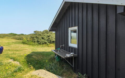 Harry - 100M from the Sea: Domicile, Chalet, Porche, Dur, Siding, Plate-Forme, Ombre, Planche, Biens, Batiments Jardin