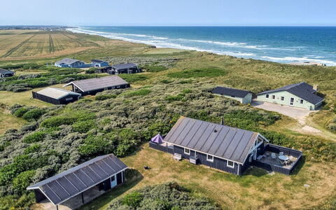 Harry - 100M from the Sea: Domicile, Chalet, Porche, Dur, Siding, Plate-Forme, Ombre, Planche, Biens, Batiments Jardin
