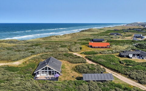 Harry - 100M from the Sea: Domicile, Chalet, Porche, Dur, Siding, Plate-Forme, Ombre, Planche, Biens, Batiments Jardin