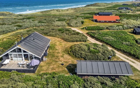Harry - 100M from the Sea: Domicile, Chalet, Porche, Dur, Siding, Plate-Forme, Ombre, Planche, Biens, Batiments Jardin