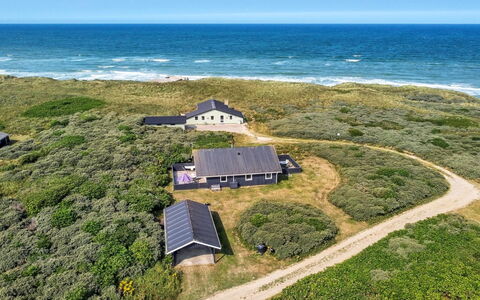 Harry - 100M from the Sea: Domicile, Chalet, Porche, Dur, Siding, Plate-Forme, Ombre, Planche, Biens, Batiments Jardin