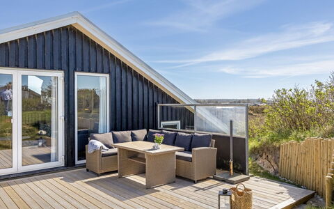 Doritea - 50M from the Sea: Chalet, Domicile, Maison, Toit, Porche, Biens, Siding, Batiments Jardin, Ferme, Cour