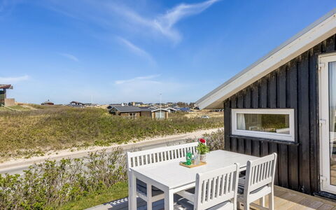 Doritea - 50M from the Sea: Chalet, Domicile, Maison, Toit, Porche, Biens, Siding, Batiments Jardin, Ferme, Cour