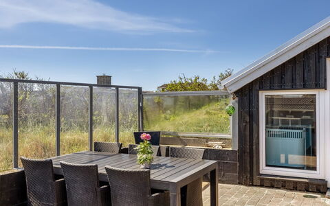 Doritea - 50M from the Sea: Chalet, Domicile, Maison, Toit, Porche, Biens, Siding, Batiments Jardin, Ferme, Cour