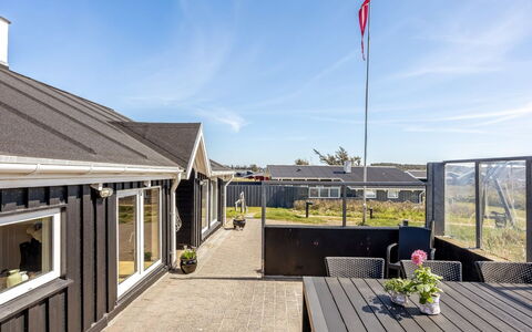 Doritea - 50M from the Sea: Chalet, Domicile, Maison, Toit, Porche, Biens, Siding, Batiments Jardin, Ferme, Cour