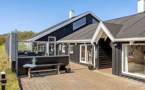 Doritea - 50M from the Sea: Chalet, Domicile, Maison, Toit, Porche, Biens, Siding, Batiments Jardin, Ferme, Cour