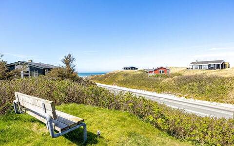 Doritea - 50M from the Sea: Chalet, Domicile, Maison, Toit, Porche, Biens, Siding, Batiments Jardin, Ferme, Cour