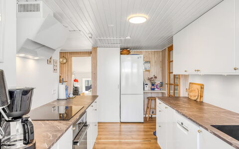 Doritea - 50M from the Sea: Cuisine, Bois, Appareil De Cuisine, Sol, Plafond, Principaux Appliance, Design Intérieur, Comptoir, Parquet, Sol