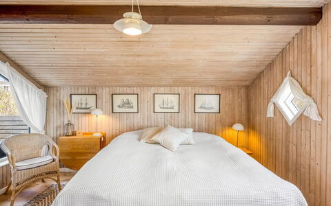 Doritea - 50M from the Sea: Design Intérieur, Meubles, Bois, Chambre, Sol, Plafond, Sol, Lit, Drap De Lit, Linge