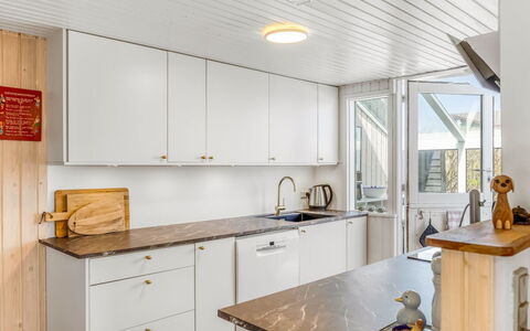 Doritea - 50M from the Sea: Bois, Sol, Cuisine, Comptoir, Principaux Appliance, Appareil De Cuisine, Design Intérieur, Plafond, Cabinetry, Sol