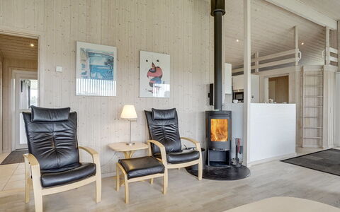 Joella - 200M from the Sea: Sol, Bois, Sol, Design Intérieur, Plafond, Meubles, Parquet, Pièce, Salon, Dur