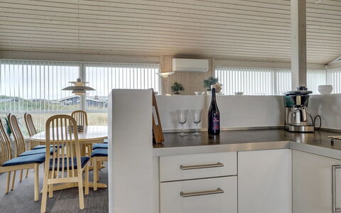 Joella - 200M from the Sea: Sol, Plafond, Design Intérieur, Sol, Meubles, Comptoir, Cuisine, Cabinetry, Pièce, Chaise