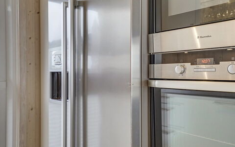 Joella - 200M from the Sea: Appareil De Cuisine, Principaux Appliance, Bois, Sol, Design Intérieur, Cuisine, Électroménager, Réfrigérateur, Éclairage, Sol
