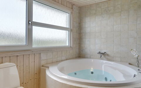Joella - 200M from the Sea: Salle De Bains, Luminaire Plomberie, Sol, Baignoire, Mur, Sol, Design Intérieur, Plafond, Robinet, Pièce